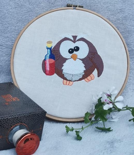 Vollstickdatei Eule mit Weinflasche